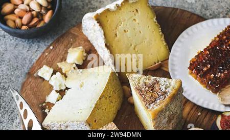 Piatto di formaggi stravagante! Concediti una sinfonia di sapori con una varietà di formaggi ben esposta. Delizie gourmet al suo meglio. Foto Stock