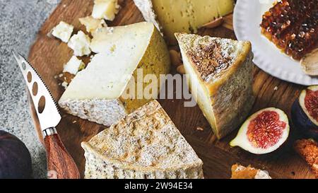 Piatto di formaggi stravagante! Concediti una sinfonia di sapori con una varietà di formaggi ben esposta. Delizie gourmet al suo meglio. Foto Stock