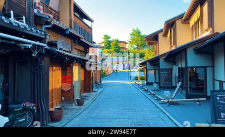 Fascino giapponese Esplora le più belle strade dello shopping di Kyoto, un viaggio visivo attraverso il vivace cuore della capitale culturale del Giappone. Foto Stock