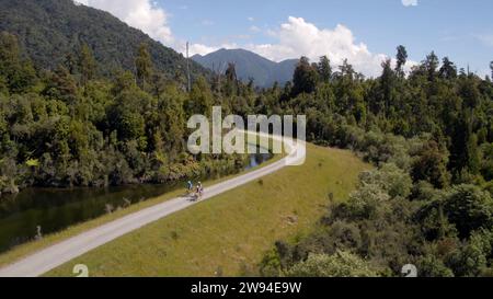 Percorso panoramico in mountain bike nelle Alpi mozzafiato, dove le meraviglie della natura si sviluppano in tutto il loro splendore Foto Stock