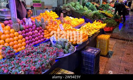 La vivace atmosfera del mercato della frutta e della verdura fresca nel Bursa Bazaar, Turchia Foto Stock