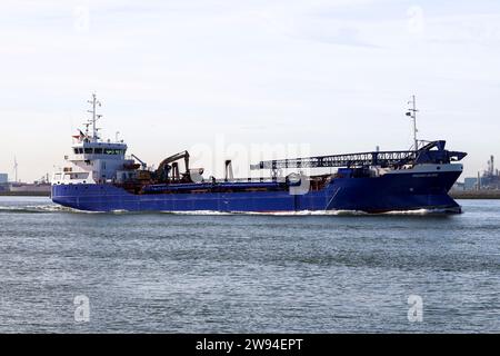 La draga a tramoggia Middelburg sta lasciando il porto di Rotterdam attraverso Hoek van Holland nei Paesi Bassi Foto Stock