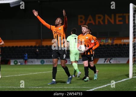 Nicke Kabamba di Barnet segna il quinto gol per la sua squadra e festeggia durante Barnet vs Boreham Wood, Vanarama National League Football all'Hive Foto Stock