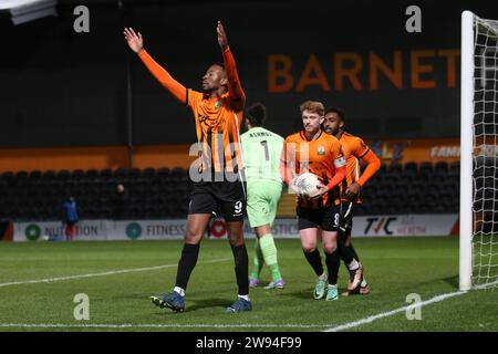 Nicke Kabamba di Barnet segna il quinto gol per la sua squadra e festeggia durante Barnet vs Boreham Wood, Vanarama National League Football all'Hive Foto Stock