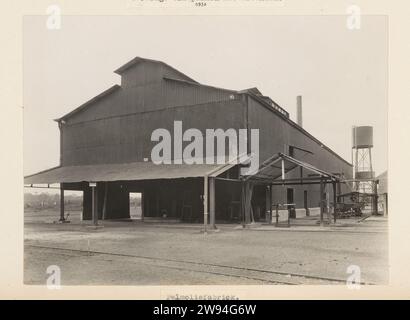 Palmoliefabriek, anonimo, 1930 Fotografia di una fabbrica di olio di palma, 1930. Con etichetta con didascalia. Parte dell'album fotografico sulle piantagioni di Bruxelles e Pernantiane del Sumatra Caoutchouc Maatschappij sulla costa orientale di Sumatra negli anni 1910-1935. Piantagione di stampe in argento gelatina di supporto fotografico di Sumatra. prodotti (non fruttiferi) di piante o alberi: olio di palma. Esterno di strutture industriali, fabbriche Sumatra Foto Stock