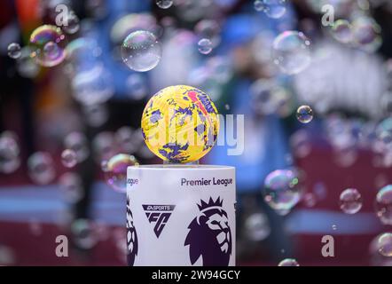 Londra, Regno Unito. 23 dicembre 2023 - West Ham United contro Manchester United - Premier League - London Stadium. Le bolle di West Ham circondano il pallone ufficiale della Nike Flight Premier League prima della partita di Premier League contro il Manchester United. Credito immagine: Mark Pain / Alamy Live News Foto Stock