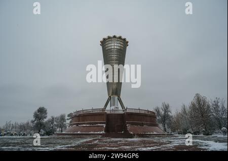 SHYMKENT, KAZAKISTAN - 9 DICEMBRE 2023: Monumento Altyn Shanyrak nel Parco dell'indipendenza in piazza Ordabasy nella città di Shymkent nel Kazakistan meridionale in inverno con neve Foto Stock