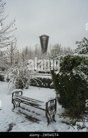 SHYMKENT, KAZAKISTAN - 9 DICEMBRE 2023: Monumento Altyn Shanyrak nel Parco dell'indipendenza in piazza Ordabasy nella città di Shymkent nel Kazakistan meridionale in inverno con neve Foto Stock