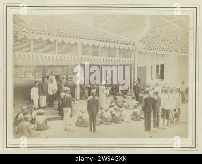 Causa legale con l'assistente residente, Kassian Céphas, 1886 fotografare Una causa sotto il Consiglio dell'assistente residente. Un tribunale islamico presta il giuramento al Corano. Parte dell'album fotografico offerto a J.M. Pijnacker Hordijk durante la sua partenza da Jogyakarta nel 1886. Jogjakarta Photo Support albumen stampa Jogjakarta Foto Stock