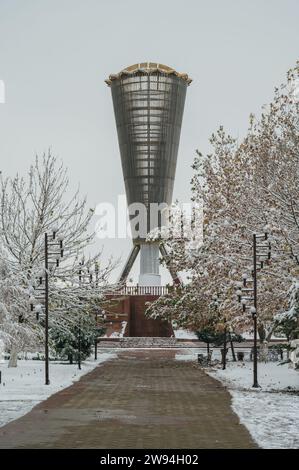 SHYMKENT, KAZAKISTAN - 9 DICEMBRE 2023: Monumento Altyn Shanyrak nel Parco dell'indipendenza nella città di Shymkent nel Kazakistan meridionale in inverno con neve Foto Stock