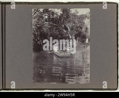 In una barca anonima, c. 1910 fotografa una donna europea in una barca a remi sull'acqua, probabilmente a Plantage Clevia. Parte dell'album fotografico sulla famiglia Gonggrijp nelle piantagioni di Clevia e Morgenstond in Suriname intorno al 1910. Piantagione fotografica di supporto Suriname Suriname. Piantagione di Clevia Foto Stock