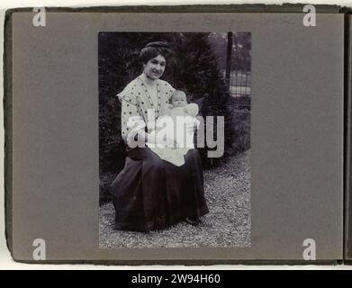 Louise Ten Bruggencate-Gonggrijp, anonimo, c. 1910 Fotografia Ritratto di Louise Ten Bruggencate-Gongrijp con un bambino in grembo. Parte dell'album fotografico sulla famiglia Gonggrijp nelle piantagioni di Clevia e Morgenstond in Suriname intorno al 1910. Supporto fotografico Suriname Suriname. Piantagione di Clevia. Plantation Morning Foto Stock