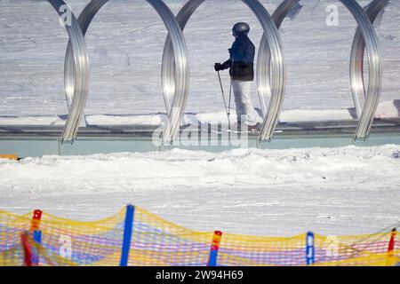 Feldberg, Germania - 08 febbraio 2023: Skipass per principianti. Tubo con nastro trasportatore per imparare gli sport invernali. Corso di sci. Foto Stock