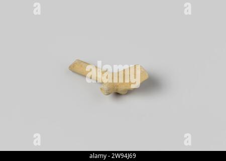 Frammento Pijpenkop dal relitto degli indiani orientali Hollandia, anonimo, 1700 - in o prima 1743 tubo, ciotola, intero mercato illeggibile; frammento. Seconda argilla per tubi Paesi Bassi Foto Stock