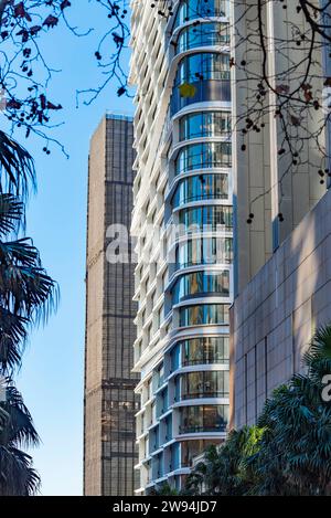 Una vista laterale (Young Street) della nuova torre AMP Quay Quarter e dell'originale AMP Building del 1962 attualmente rivestito di impalcature a Sydney, Australia Foto Stock