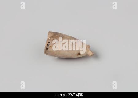 Pijpenkop from the Wreck of the East Indies Hollandia, 1700 - in or Before 1743 Pipe, Bowl, heelmark: Incoronato 91; fragm, 1hms1. Seconda argilla per tubi Paesi Bassi Foto Stock