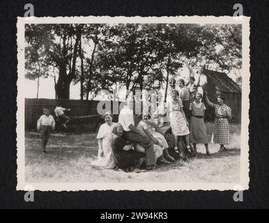 Incontro, Anonimo, 1933 - 1936 Fotografia album rivista con una foto libera (in caso) di un incontro al di fuori di un gruppo di giovani, probabilmente dell'Associazione Esperanto. Parte dell'album esperanto dal 1933 al 1936 circa. carta. Supporto fotografico stampa in argento gelatina esperanto. riunione, assemblea. persone storiche anonime ritratte in un gruppo, in un ritratto di gruppo Foto Stock