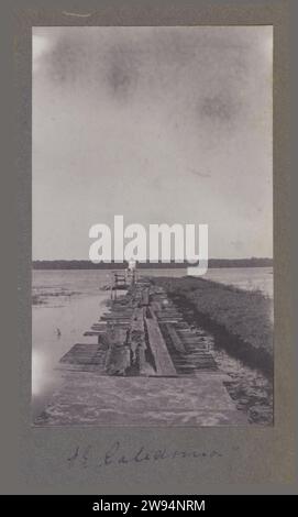 Ponteggi a Plantage Caledonia, Anonimo, 1911 - 1912 Fotografia dell'uomo su un ponteggio nel fiume a Plantage Caledonia. Probabilmente Andries Boom. Parte dell'album fotografico sulla vita della famiglia Gonggrijp in Suriname intorno al 1912. Piantagione fotografica di supporto Suriname Suriname. Plantage Caledonia Foto Stock