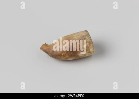 Pijpenkop dal relitto degli East Indians Hollandia, Anonimo, 1700 - in o prima del 1743 tubo, ciotola senza tallone: Decorazione stampata. Seconda argilla per tubi Paesi Bassi Foto Stock