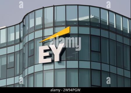 GHANA, Accra, EY Ernst and Young Global Limited, società internazionale di consulenza fiscale, consulenza, contabilità e revisione finanziaria, torre di uffici con logo, EY ha controllato la società collassata Wirecard / GHANA, Accra, Bürohaus von Ernst & Young EY, ein Global agierendes Finanz-, Steuerberatungs- und Wirtschaftsprüfungsunternehmen, prüfte auch die gezinkten Bilanzen des Pleite gegangenen Zahlungsdienstleisters Wirecard AG Foto Stock