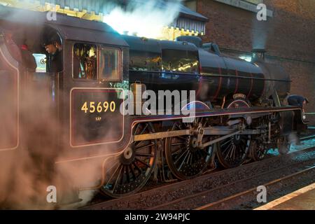 LMS Jubilee Class 6P 4-6-0 no 45690 locomotiva a vapore Leander presso la stazione di Bury Bolton Street sulla East Lancashire Railway. Foto Stock