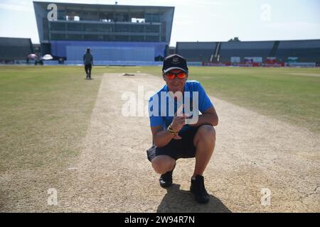 Tony Hemming, come curatore australiano del Bangladesh Cricket Board (BCB), è visto sul campo del Sylhet International Cricket Stadium, dove il Bangladesh vince t Foto Stock