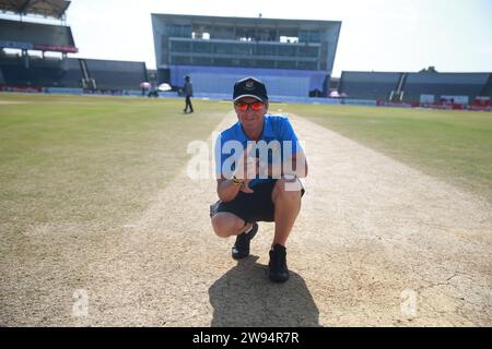 Tony Hemming, come curatore australiano del Bangladesh Cricket Board (BCB), è visto sul campo del Sylhet International Cricket Stadium, dove il Bangladesh vince t Foto Stock