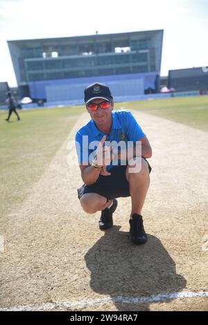 Tony Hemming, come curatore australiano del Bangladesh Cricket Board (BCB), è visto sul campo del Sylhet International Cricket Stadium, dove il Bangladesh vince t Foto Stock