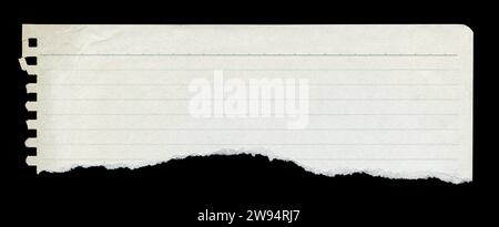 Pezzo di carta strappata su sfondo nero con spazio per la copia del messaggio Foto Stock