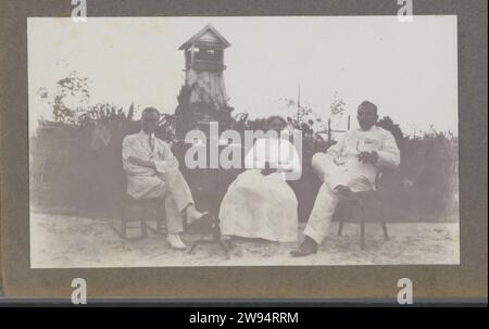 Andries Boom, Justus Gonggrijp e Anna Gonggrijp-Rühmann, Anonymous, 1911 Fotografia Andries Boom con i suoi futuri suoceri Justus Gonggrijp Anna Gonggrijp-Rühmann sitting on Plantage Clevia, ottobre 1911. Parte dell'album fotografico sulla vita della famiglia Gonggrijp in Suriname intorno al 1912. Piantagione fotografica di supporto Suriname Suriname. Piantagione di Clevia Foto Stock