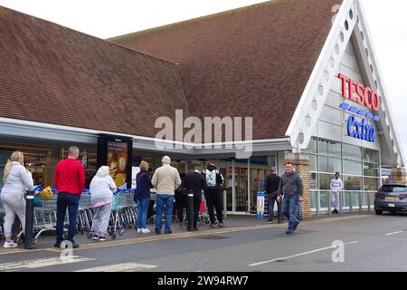 Ashford, Kent, Regno Unito. 24 dicembre 2023. Decine di clienti dell'ultimo minuto fanno la fila fuori Tesco ad Ashford, Kent. Credito fotografico: News PAL/Alamy Live News Foto Stock