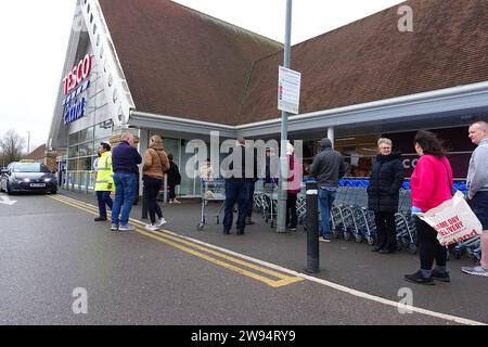 Ashford, Kent, Regno Unito. 24 dicembre 2023. Decine di clienti dell'ultimo minuto fanno la fila fuori Tesco ad Ashford, Kent. Credito fotografico: News PAL/Alamy Live News Foto Stock