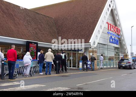 Ashford, Kent, Regno Unito. 24 dicembre 2023. Decine di clienti dell'ultimo minuto fanno la fila fuori Tesco ad Ashford, Kent. Credito fotografico: News PAL/Alamy Live News Foto Stock