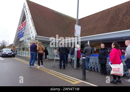 Ashford, Kent, Regno Unito. 24 dicembre 2023. Decine di clienti dell'ultimo minuto fanno la fila fuori Tesco ad Ashford, Kent. Credito fotografico: News PAL/Alamy Live News Foto Stock