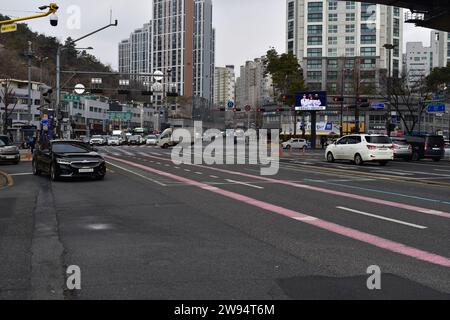 Auto in attesa in un incrocio trafficato circondato da condomini residenziali nel quartiere di Seodaemun-GU Foto Stock