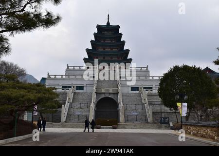 Maestoso edificio storico del Museo Nazionale del Folklore di Corea nelle vicinanze del palazzo Gyeongbokgung Foto Stock