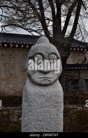 Tradizionale statua medievale in pietra coreana nel giardino del Museo Nazionale del Folklore di Corea Foto Stock