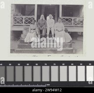 Plantage Caledonia, anonimo, 1911 - 1912 Fotografia Andries Boom seduta con altri tre sulle scale della casa nella piantagione Caledonia, ca. 1911-1912. Fa parte dell'album fotografico della famiglia Boom-Gonggrijp in Suriname e Curaco. Piantagione fotografica di supporto Suriname Suriname. Plantage Caledonia Foto Stock