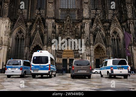 Terroralarm zu Weihnachten: Rund um den Kölner Dom sind Polizisten in Stellung gegangen. Zuvor ging eine Terrorwarnung ein: Eine islamistische Terrorzelle des afghanischen ISIS-Ablegers ISPK habe über den Jahreswechsel u.a. in Köln Anschläge geplant. Zwei Personen sollen in Deutschland und Wien festgenommen worden Sein. Nachdem in der Nacht unter anderem Sprengstoff-Spürhunde im Dom eingesetzt wurden, kontrolliert die Polizei nun alle Gottesdienstbesucher. Themenbild, Symbolbild Köln, 24.12.2023 NRW Deutschland *** allarme terroristico alla polizia di Natale hanno assunto posizioni intorno a Colonia Cathedr Foto Stock