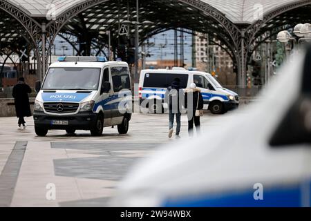 Terroralarm zu Weihnachten: Rund um den Kölner Dom sind Polizisten in Stellung gegangen. Zuvor ging eine Terrorwarnung ein: Eine islamistische Terrorzelle des afghanischen ISIS-Ablegers ISPK habe über den Jahreswechsel u.a. in Köln Anschläge geplant. Zwei Personen sollen in Deutschland und Wien festgenommen worden Sein. Nachdem in der Nacht unter anderem Sprengstoff-Spürhunde im Dom eingesetzt wurden, kontrolliert die Polizei nun alle Gottesdienstbesucher. Themenbild, Symbolbild Köln, 24.12.2023 NRW Deutschland *** allarme terroristico alla polizia di Natale hanno assunto posizioni intorno a Colonia Cathedr Foto Stock