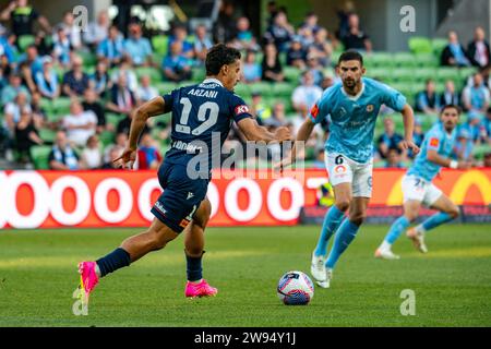 Melbourne, Australia. 23 dicembre 2023. Daniel Arzani, attaccante del Melbourne Victory FC (n. 19), gioca la palla in avanti durante la partita di Isuzu UTE A-League tra Melbourne City FC e Melbourne Victory FC all'AAMI Park di Melbourne, Australia. Crediti: James Forrester/Alamy Live News Foto Stock