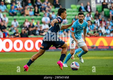 Melbourne, Australia. 23 dicembre 2023. Daniel Arzani, attaccante del Melbourne Victory FC (n. 19), gioca la palla in avanti durante la partita di Isuzu UTE A-League tra Melbourne City FC e Melbourne Victory FC all'AAMI Park di Melbourne, Australia. Crediti: James Forrester/Alamy Live News Foto Stock