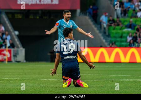 Melbourne, Australia. 23 dicembre 2023. L'attaccante del Melbourne Victory FC Daniel Arzani (#19) si appella all'arbitro durante la partita di Isuzu UTE A-League tra Melbourne City FC e Melbourne Victory FC all'AAMI Park di Melbourne, Australia. Crediti: James Forrester/Alamy Live News Foto Stock