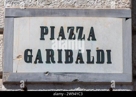 Italia, Pisa, 26 luglio 2023. Il nome della via Garibaldi su una cinta muraria Foto Stock