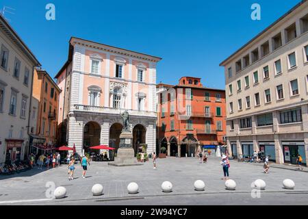 Italia, Pisa, 26 luglio 2023. Piazza Garibaldi con la statua del generale Foto Stock