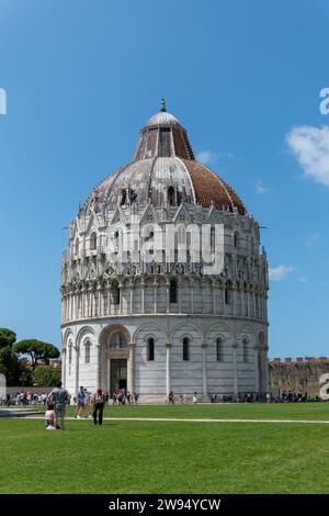 Italia, Pisa, 26 luglio 2023. Battistero di Pisa, Piazza dei Miracoli Foto Stock