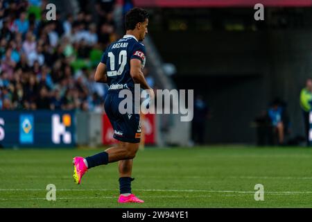 Melbourne, Australia. 23 dicembre 2023. Daniel Arzani, attaccante del Melbourne Victory FC (n. 19), torna in posizione durante la partita di Isuzu UTE A-League tra Melbourne City FC e Melbourne Victory FC all'AAMI Park di Melbourne, Australia. Crediti: James Forrester/Alamy Live News Foto Stock