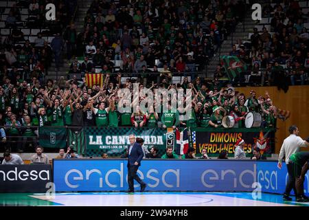 Badalona, Barcellona. 23 dicembre 2023. Tifosi durante l'ACB Liga Endesa match tra Joventut Badalona e Real Madrid al Pabellon Olimpico de Badalona il 23 dicembre 2023 a Badalona, in Spagna. (Foto di David Ramirez/Dax Images) credito: DAX Images/Alamy Live News Foto Stock