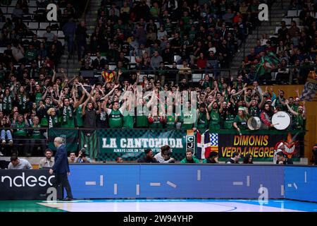 Badalona, Barcellona. 23 dicembre 2023. Tifosi durante l'ACB Liga Endesa match tra Joventut Badalona e Real Madrid al Pabellon Olimpico de Badalona il 23 dicembre 2023 a Badalona, in Spagna. (Foto di David Ramirez/Dax Images) credito: DAX Images/Alamy Live News Foto Stock