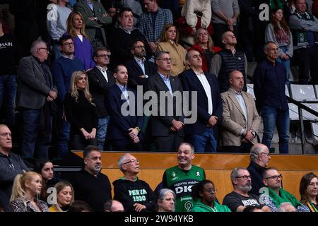 Badalona, Barcellona. 23 dicembre 2023. Xavier Garcia Albiol, sindaco di Badalona con Juanan Morales, presidente di Joventut Badalona durante il match ACB Liga Endesa tra Joventut Badalona e Real Madrid al Pabellon Olimpico de Badalona il 23 dicembre 2023 a Badalona, in Spagna. (Foto di David Ramirez/Dax Images) credito: DAX Images/Alamy Live News Foto Stock